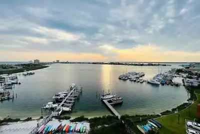 Image de Charmant condo au 8e étage avec 2 chambres et 2 salles de bains à South Harbour!