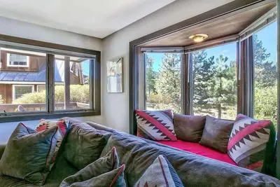 Image de Chaud Squaw Valley 1br Condo 5 min Ă la station de ski!