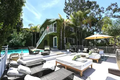 Image de 3 Chambres au dernier étage Villa ~ Vue Piscine Outdoor Lounge