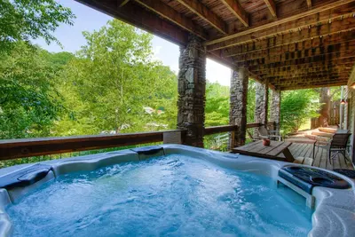 Image de Catawba Lake House - Droit sur le lac Lure, accès à l'eau avec bain à remous, salle de jeux et plus!