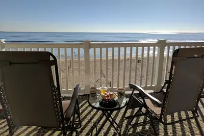 Image de Condo Oceanfront! Vues spectaculaires du grand balcon privé etde la musique live