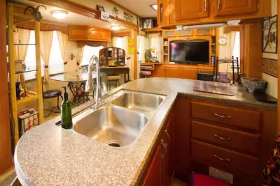 Image de 5e roue confortable Rv sur 2. 5 acres près de Hamilton Pool