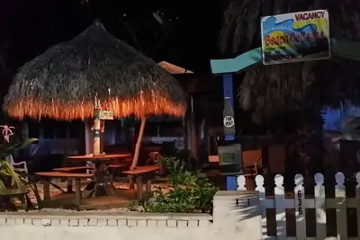 Image de Restauré Beach House, bloc de plage, Animaux Ok, 6 couchages, Tiki Hut, Hot Tub