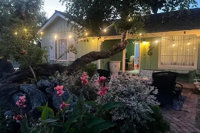 Cottage lunatique enchanteur au bord de la mer