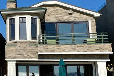 Image de Maison de luxe en bord de mer attend votre visite.