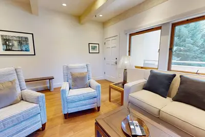 Image de Piscine extérieure toute l'année et bain à remous et chauve Mt. Vues