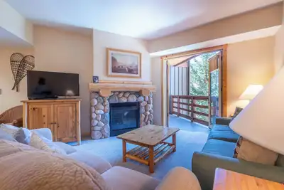 Image de Spacieux condo pouvant accueillir 8 personnes, bain à remous, à quelques pas des ascenseurs, wifi gratuit et stationnement.