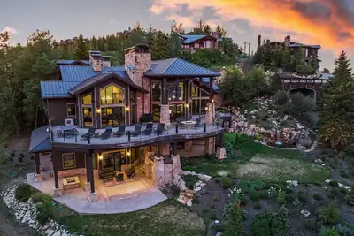 Image de Chalet ultra luxueux dans un domaine skiable et skis aux pieds, avec salle de jeux, bar et bain à remous surdimensionné