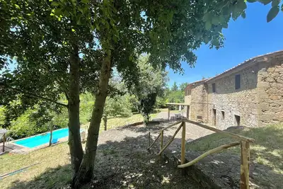 Image de Ferme magnifiquement convertie seule sur une colline toscane avec une vue imprenable
