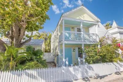 Image de \"La Vieille Sapodille\" - Animaux acceptés dans le village historique de Bahama
