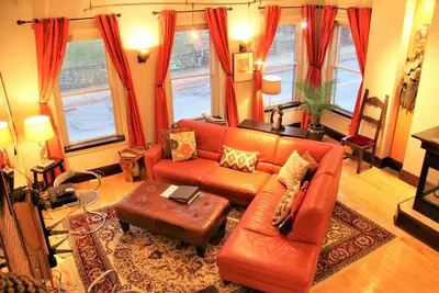 Image de Modern City Triplex! ** L @@ K ** Minutes to Center! Avec parking!