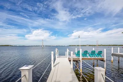 Image de ~ Sea Vista ~ Oceanfront Home, Animaux admis, Jardin clôturé, Piscine et parking Pvt
