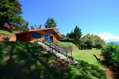 Image de Maison en rondins de style canadien avec des vues spectaculaires sur la poitrine et la montagne en pierre