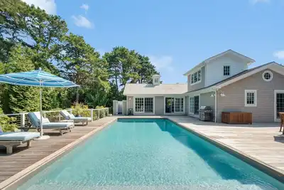 Image de Nouvelle maison de plage magnifique dans le meilleur emplacement. Piscine privée et proche de la plage!