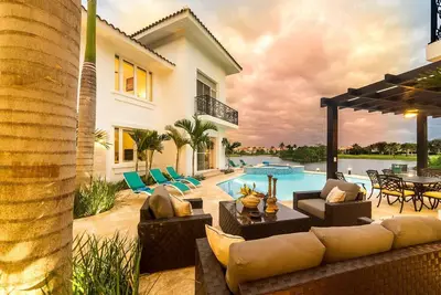 Image de Soirée de célibataire à Punta Cana 8 Br Luxury Golf-Lake Mansion
