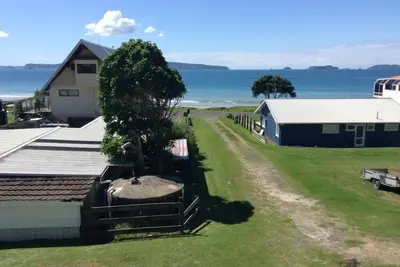 Image de Vues fabuleuses de cette maison de plage d'Opito Bay
