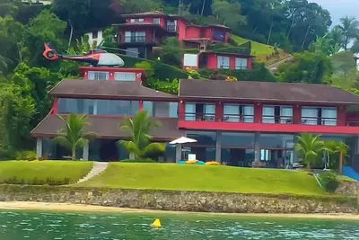 Manoir, plage privée, héliport, embarcadère + 100 pieds, sauna, salle de gym.