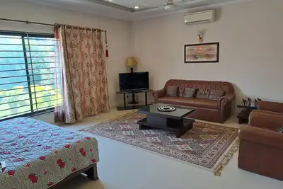 Image de Suite familiale, 2 chambres avec salle de bain commune et une salle Ă manger