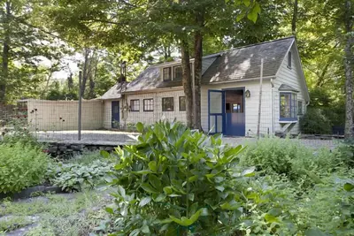 Image de Nouveau! Herb Cottage: Cottage d'artiste historique, poêle à bois, marchez jusqu'à la ville!