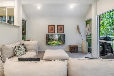 Image de Cabane dans les arbres élevée entourée par la forêt tropicale de Noosa, à 300m de la rue Hastings