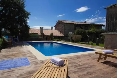 Image de Villas De Galice. Maison rurale de caractère avec piscine et jardin luxuriant.