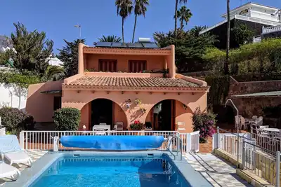 Image de Villa de luxe avec piscine privative chauffée dans jardin. Proche des plages
