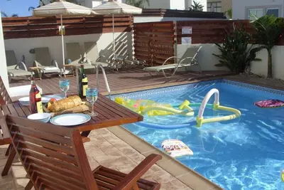 Image de Sea and Sun rise views. Villa with private pool and gated children Play Area.
