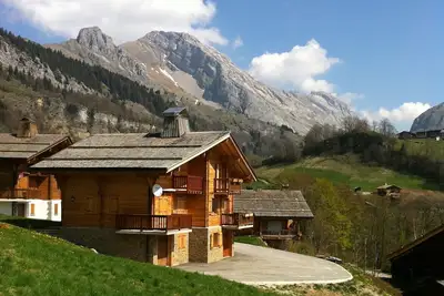 Image de Chalet traditionnel, plateau ensoleillé, vue imprenable.