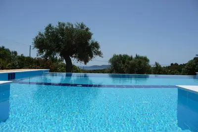 Image de Luxueuse villa de campagne avec piscine et la mer et les îles au large