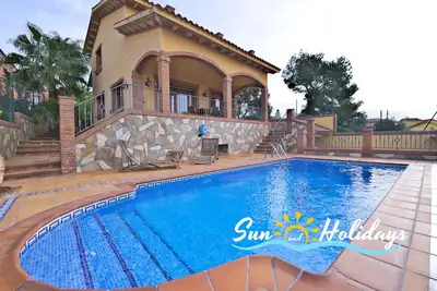 Image de Villa Bruna pour 8 personnes avec piscine privée, grand jardin et vue sur la mer