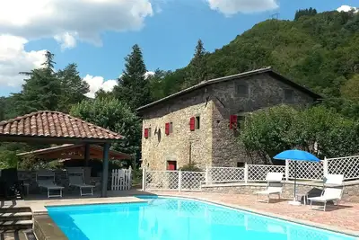 4 chambres  2 bains, moulin convertie au 16ème siècle avec piscine privée.