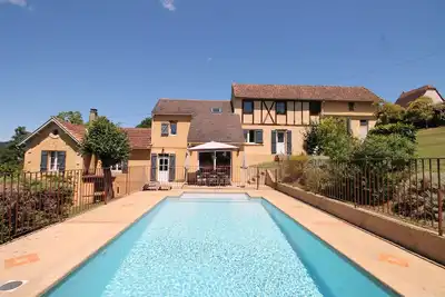 Image de Dans Sarlat. Piscine chauffée. 15 min à pied du centre ville. Jardin de 3000 m².