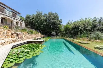 Image de Villa unique avec piscine naturelle, vue sur la CĂ´te d'Azur