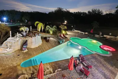 Image de Le Sweet Escape Mansion peut accueillir jusqu'Ă 52 personnes et ressemble Ă votre propre parc d'attractions!