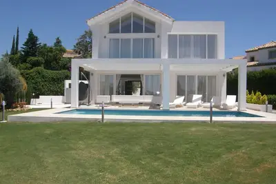 Image de Villa moderne de luxe avec vue sur la mer à Marbella, à quelques minutes seulement du parcours de golf et des plages
