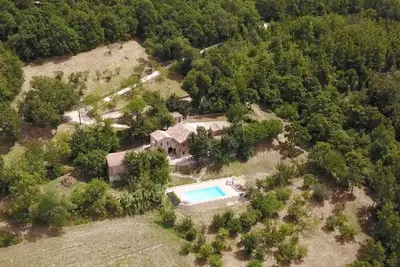 Image de Villa avec piscine, four à pizza et une vue imprenable