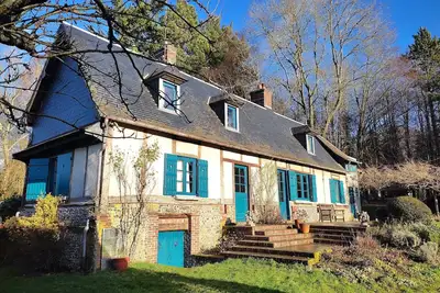 Image de Jolie maison traditionnelle rénovée, charme, calme dans un écrin de verdure.