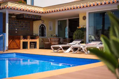 Image de Sea View Vila - charmante villa avec piscine, terrasse ensoleillée et belles vues