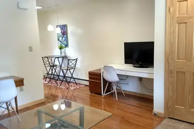 Image de Très nouvelle maison d'hôtes 1br avec un décor moderne