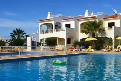 Image de Appartement de luxe, près de la plage, sur une colline tranquille dans le village dans un très bon investissement
