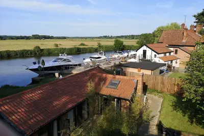 Image de Grange récemment convertie dans un emplacement magnifique au bord de la rivière sur les Norfolk Broads