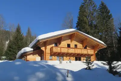 Image de Grand Chalet ensoleillé, au calme, en pleine nature, aux Diablerets en Suisse.