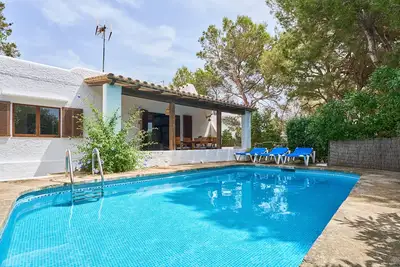 Image de maison à l'origine majorquine dans la construction d'Ibiza avec piscine, internet