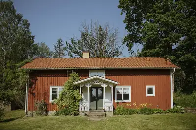 Image de Småland chalet à côté de la lisière de la forêt