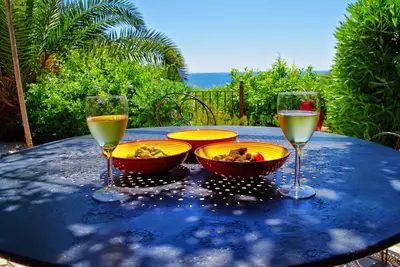 Image de Accès mer direct! 🌊🦀☀️Maison pleine de charme avec jardin et terrasse.