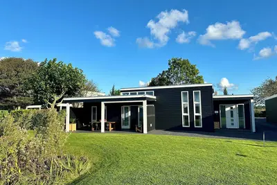 Image de Belle maison de vacances au bord du lac, nagez juste devant votre maison!