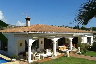 Image de Villa familiale pouvant accueillir jusqu'à 8 personnes avec grande piscine, jardin et parking privé