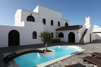 Image de Emplacement top, cour avec piscine chauffée et barbecue, 3 chambres, 3 salles de bains, 6 pers.