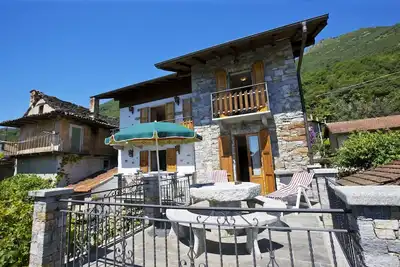 Rustico 3 pièces avec grand espace extérieur dans un endroit calme et ensoleillé