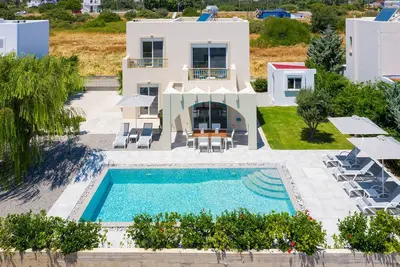 Image de Maison joliment meublée dans un endroit calme avec piscine chauffée et vue sur la mer